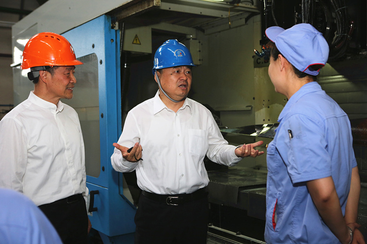 郝鹏与BB电子游戏集团一线生产职员深入交流